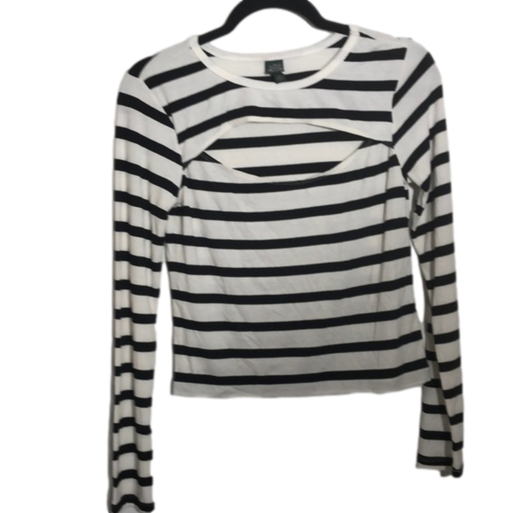 wild Fable top black/White strips size medium, in very good condition